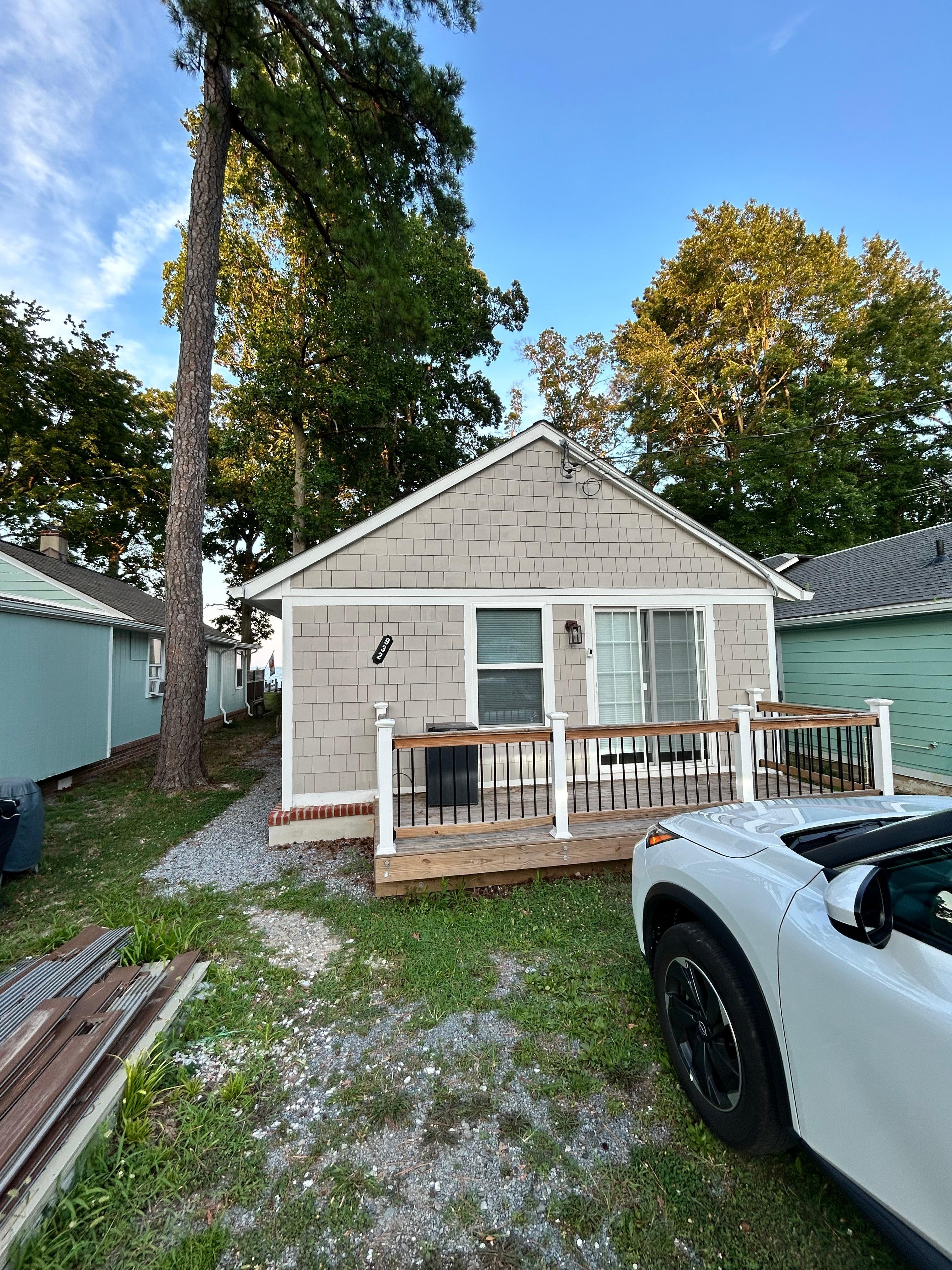 Haus von Vorne mit Parkplatz