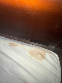 Corners of the bed⊠so gross