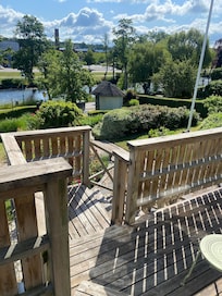 Bild frÄn altan dÀr det finns bord o stolar