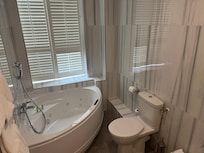 Bathroom jacuzzi tub
