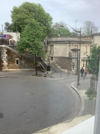 Devant l’hôtel