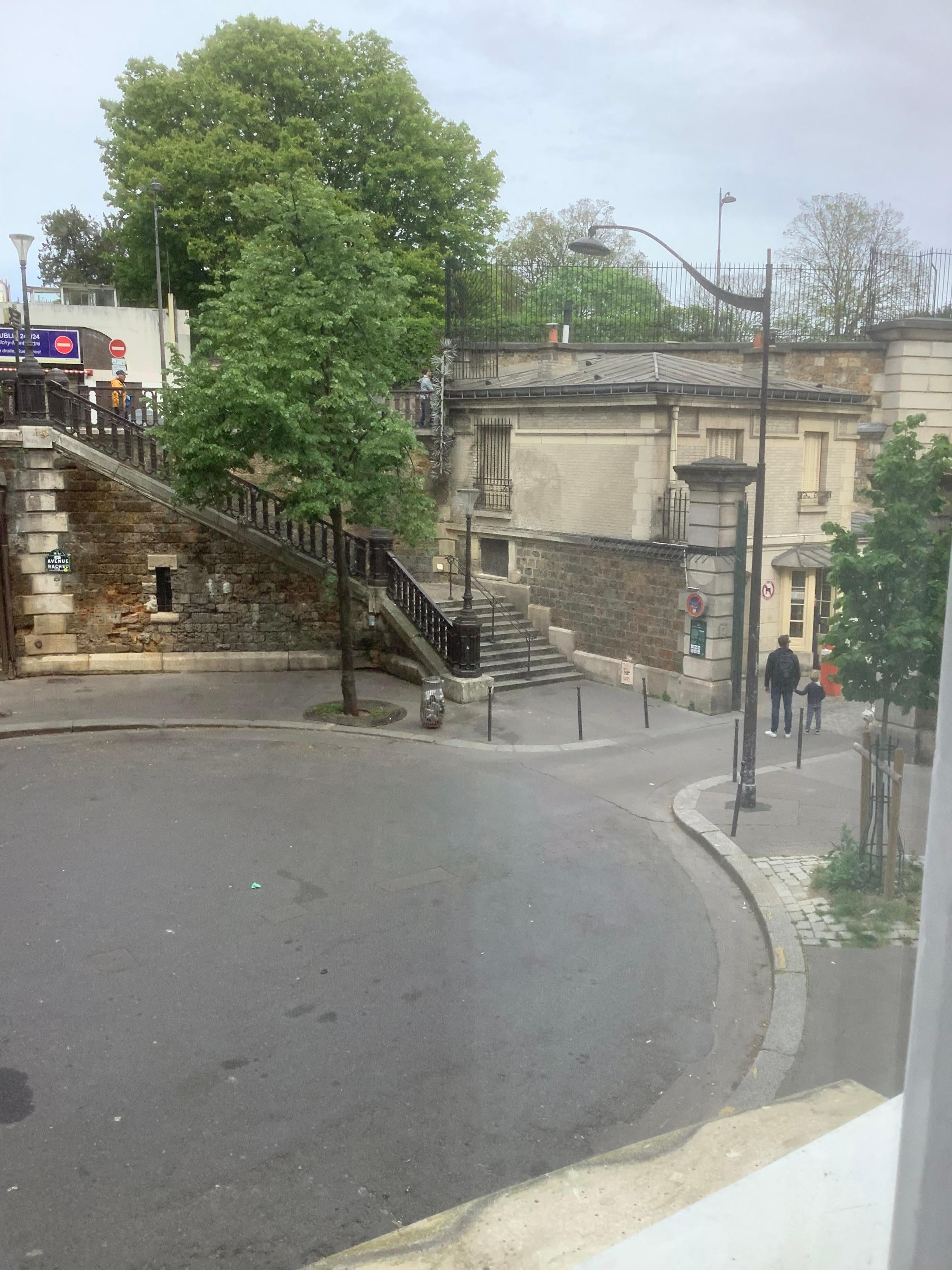 Devant l’hôtel