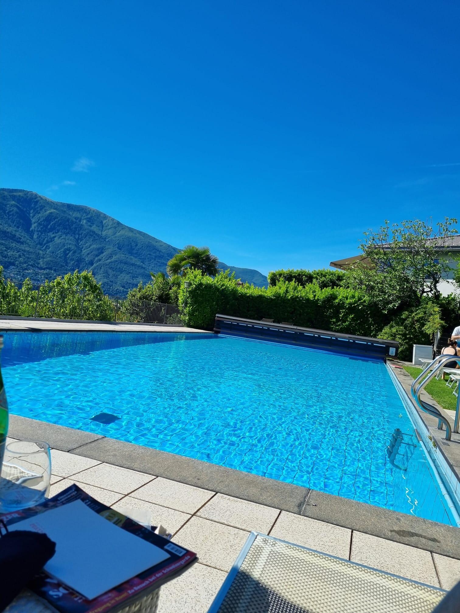 Super schöner , sauberer , gepflegter Pool mit sensationeller Aussicht auf Ascona. 