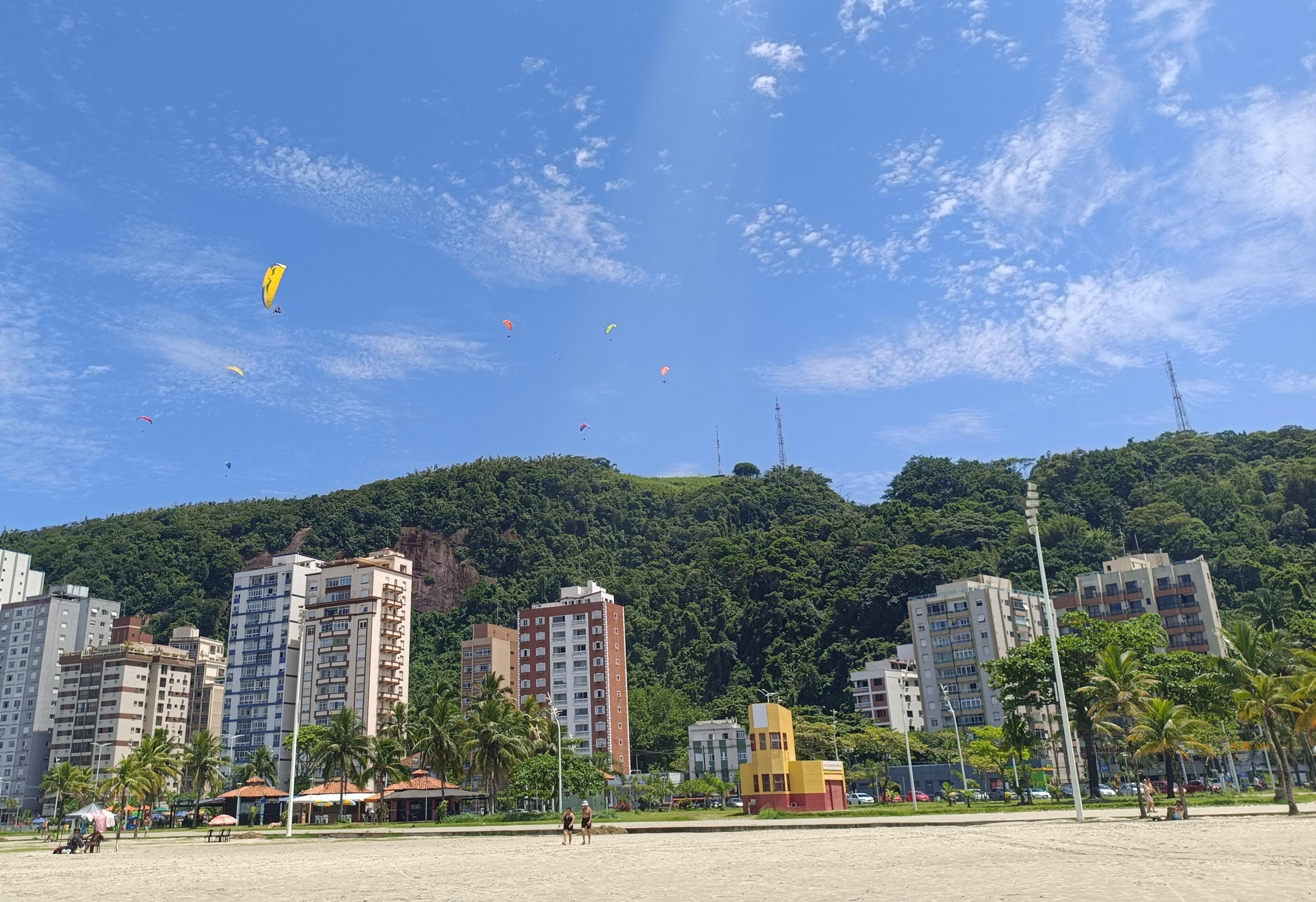 Vista da praia de Itararé para o prédio