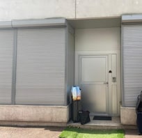 Aussenansicht mit Metallstoren