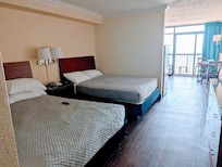 "deluxe" queen room