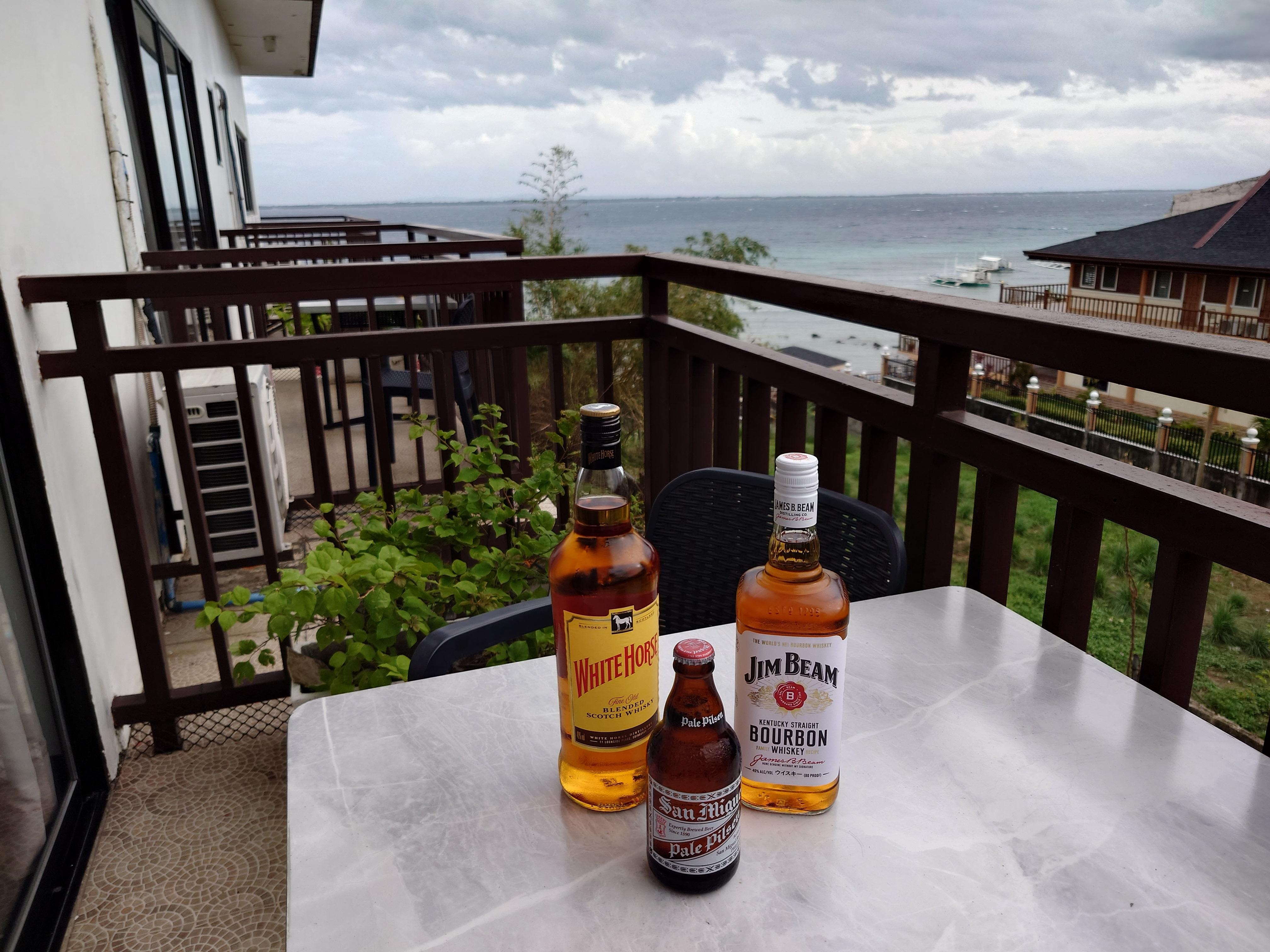 部屋のバルコニーから海を望む