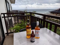 部屋のバルコニーから海を望む