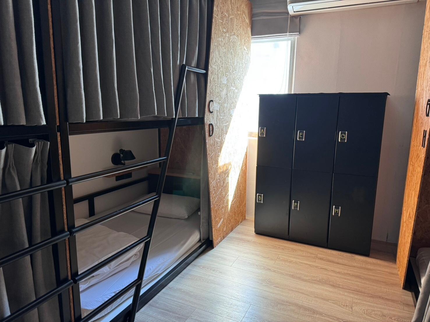 房間內電子鎖個人櫃
