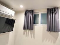 窓は小さく、開ける意味もない眺め。