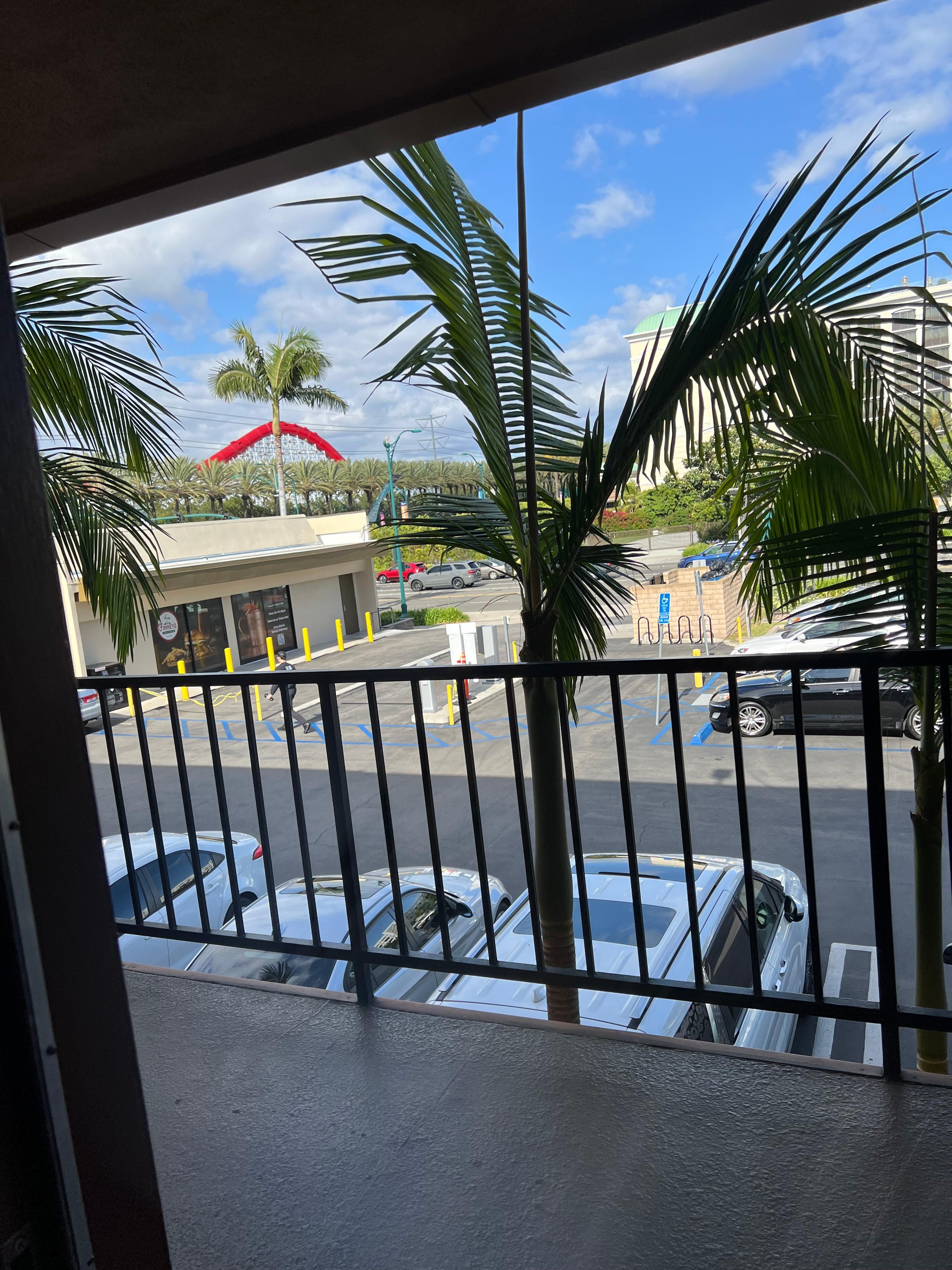 Look walking distance to the parks very nice 