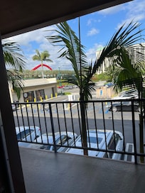 Look walking distance to the parks very nice