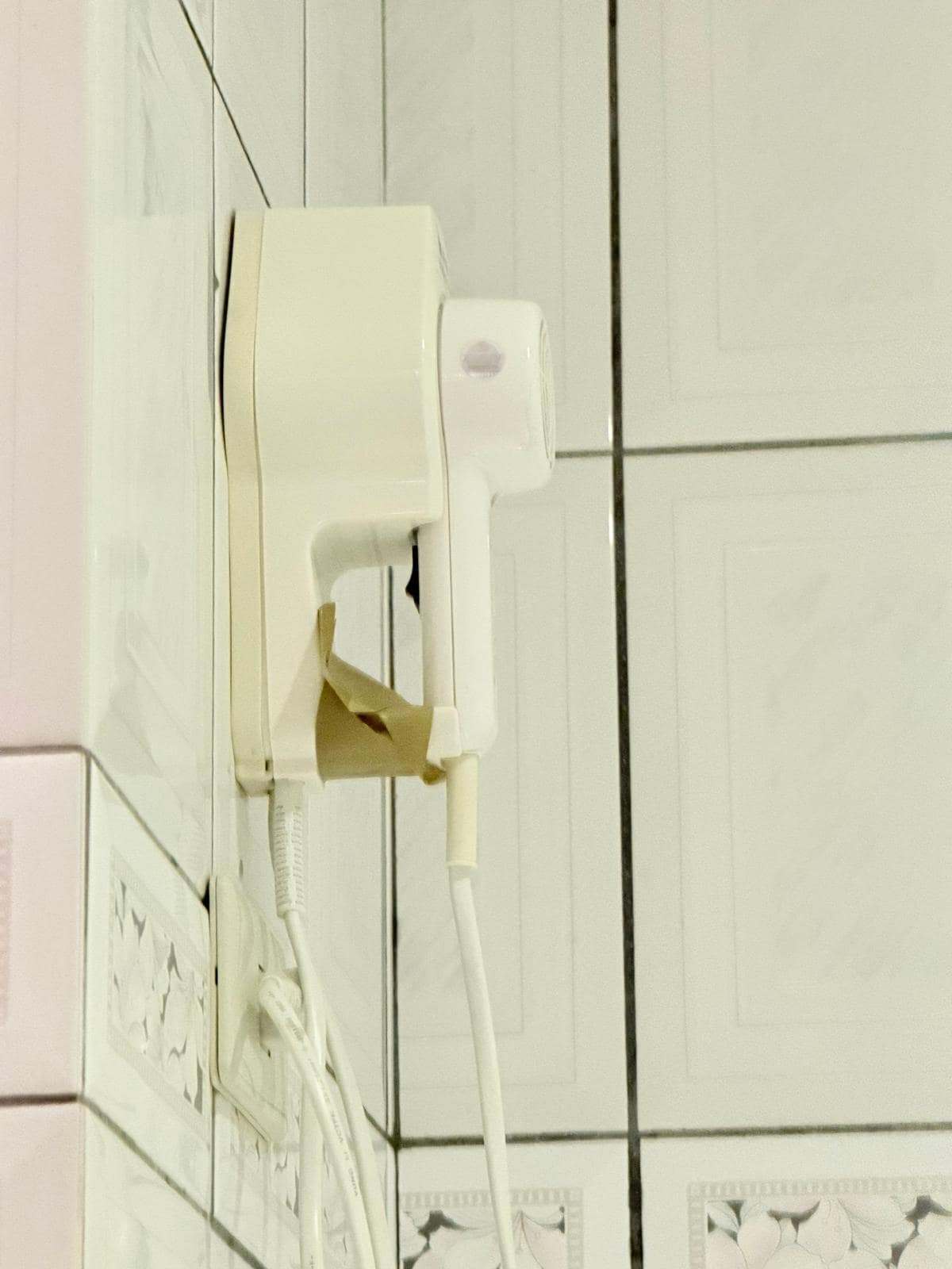浴室吹風機在浴缸隔離.不知道會不會漏電.
入住2天我們沒有用過.