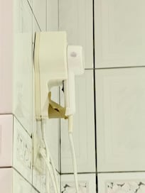 浴室吹風機在浴缸隔離.不知道會不會漏電.
入住2天我們沒有用過.
