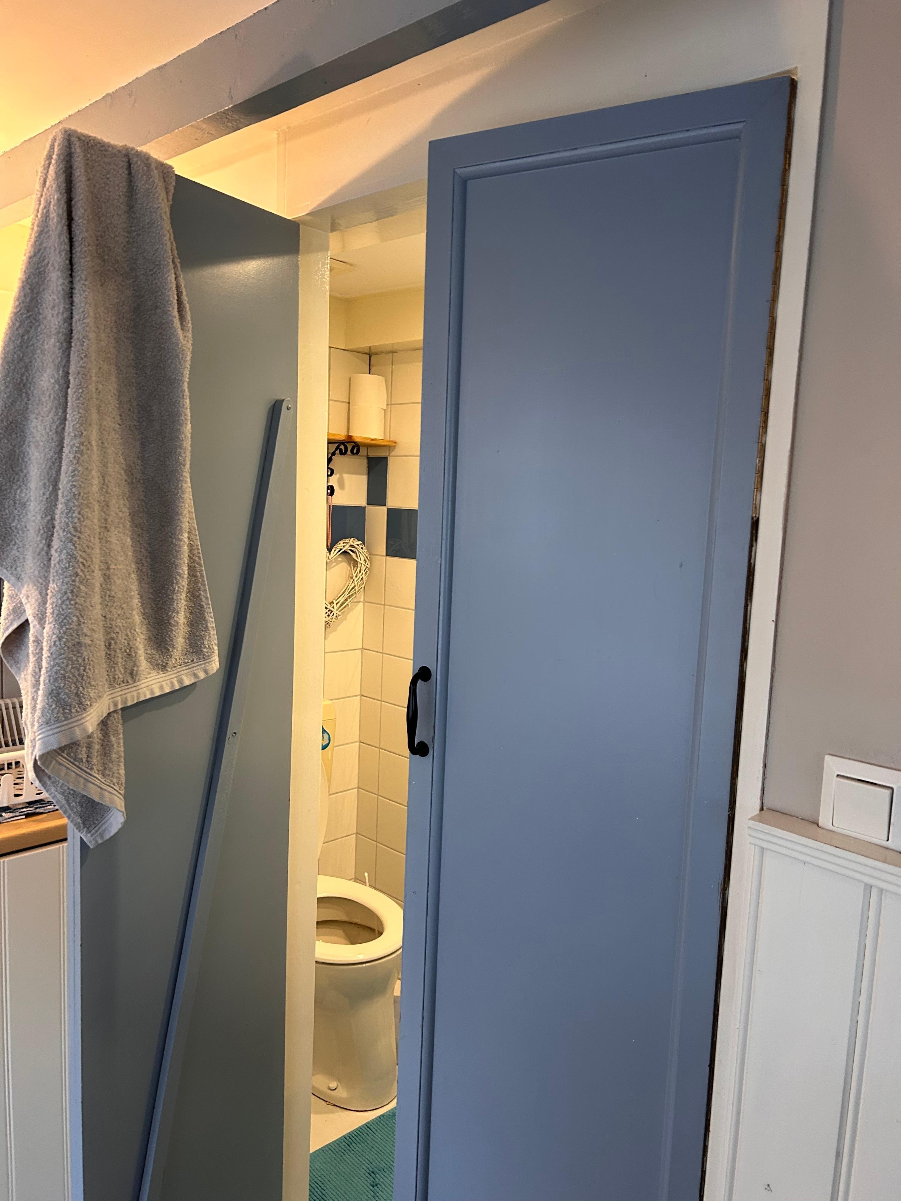 Toilette neben dem Essbereich