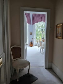 Looking from the hallway into the lounge.