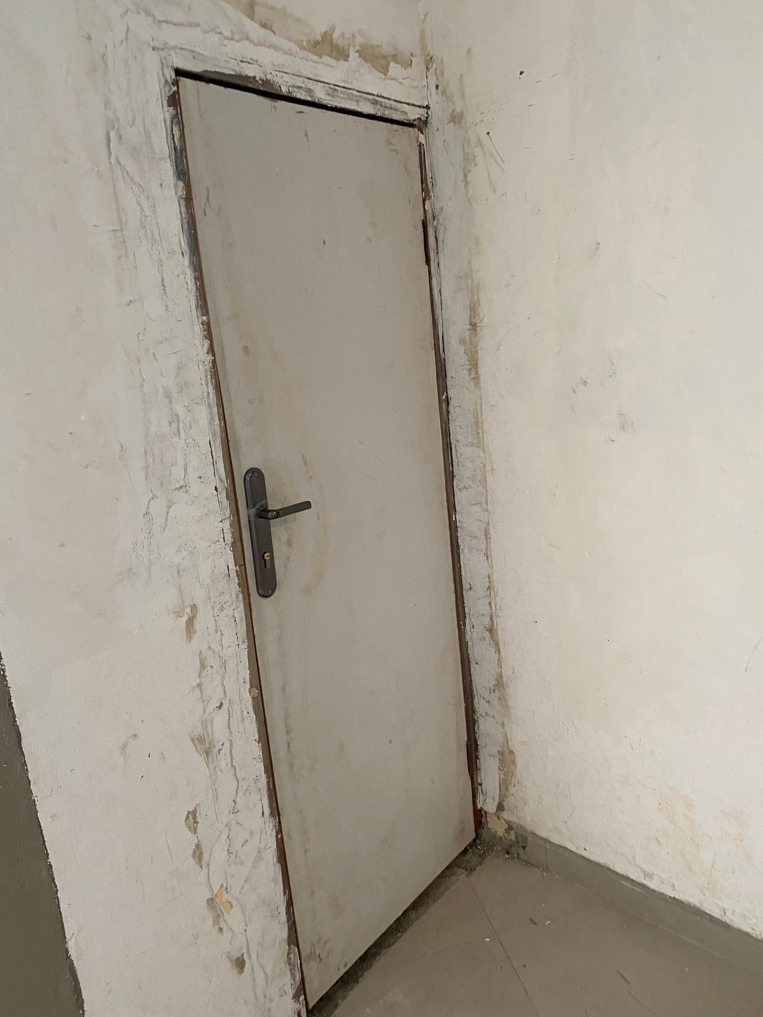 Porte de service du bloc c.