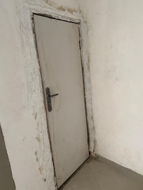 Porte de service du bloc c.