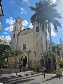 En frente del hotel