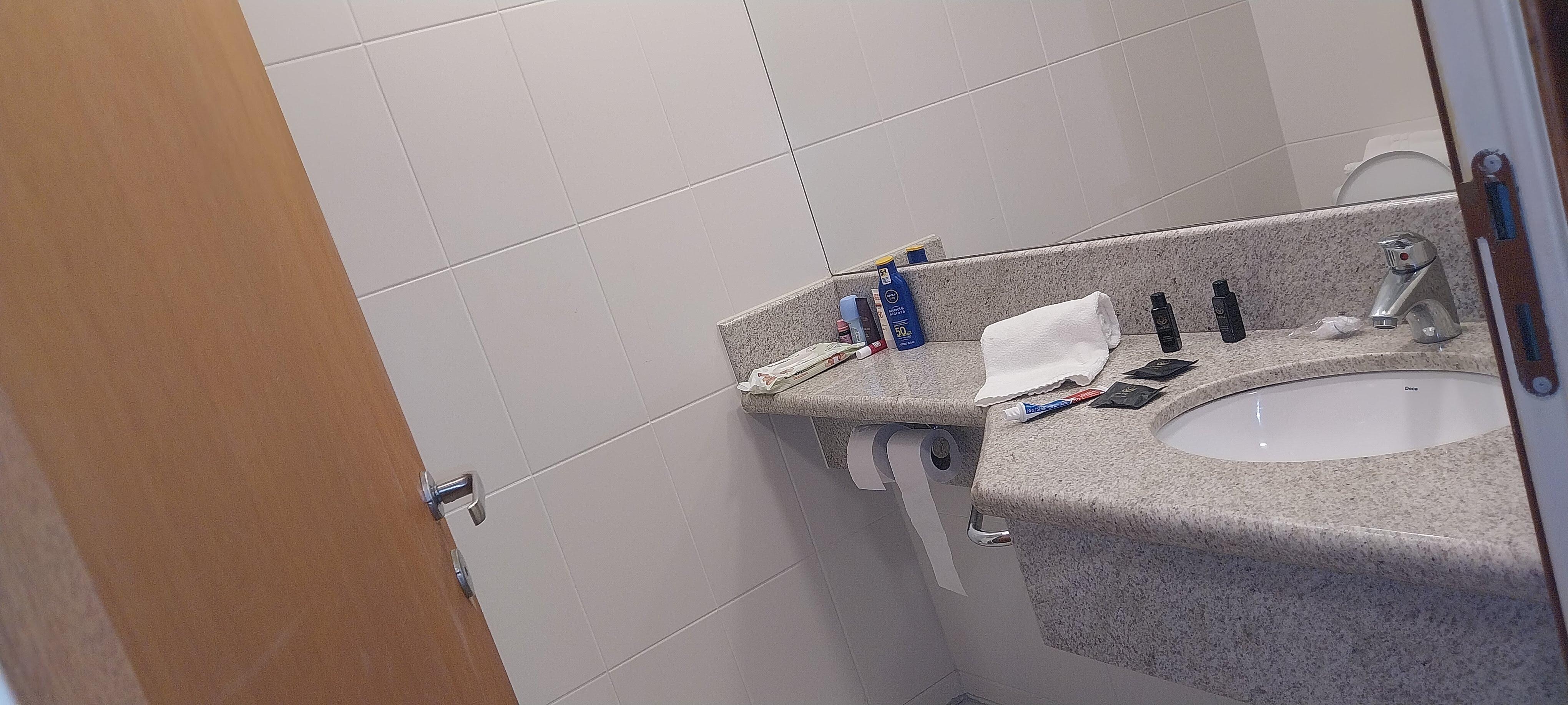 Banheiro bem organizado.