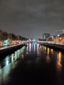 Vista notturna del fiume Liffey nei pressi di O'Connel Street