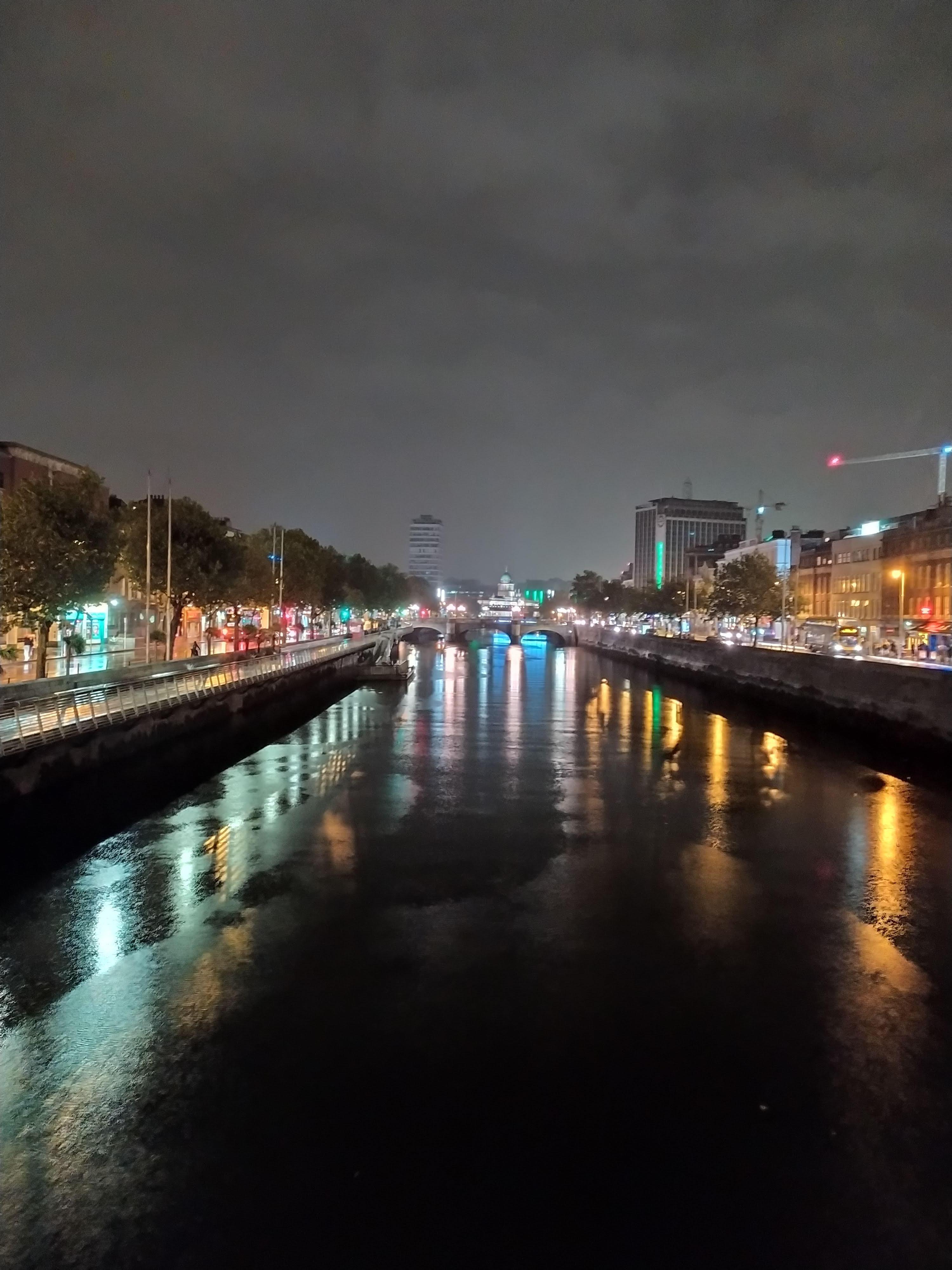 Vista notturna del fiume Liffey nei pressi di O'Connel Street