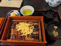 柳川下りのあとの昼食。
一番人気の「若松屋」さんのせいろ蒸し。