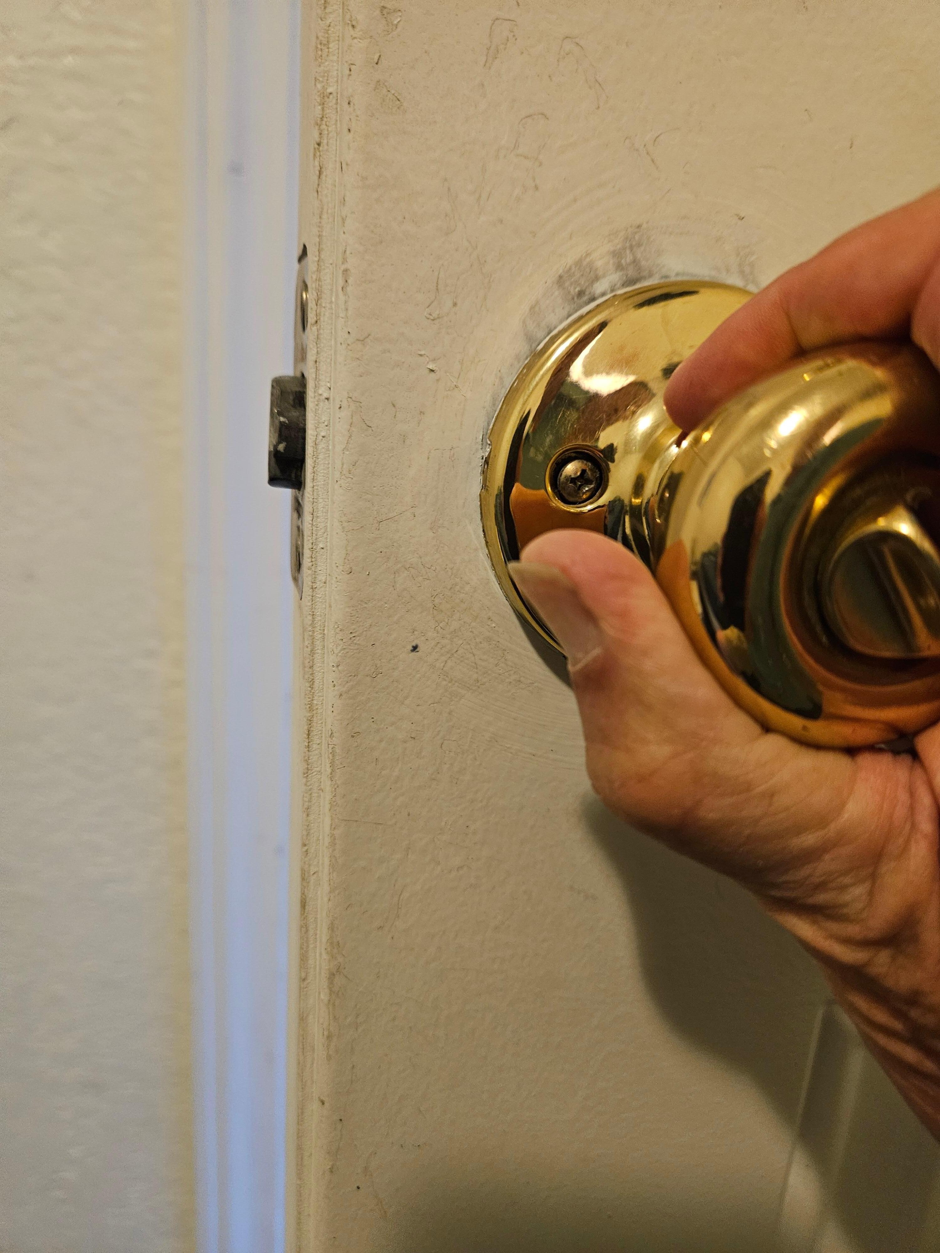 Impossible to open door and no way to get any help