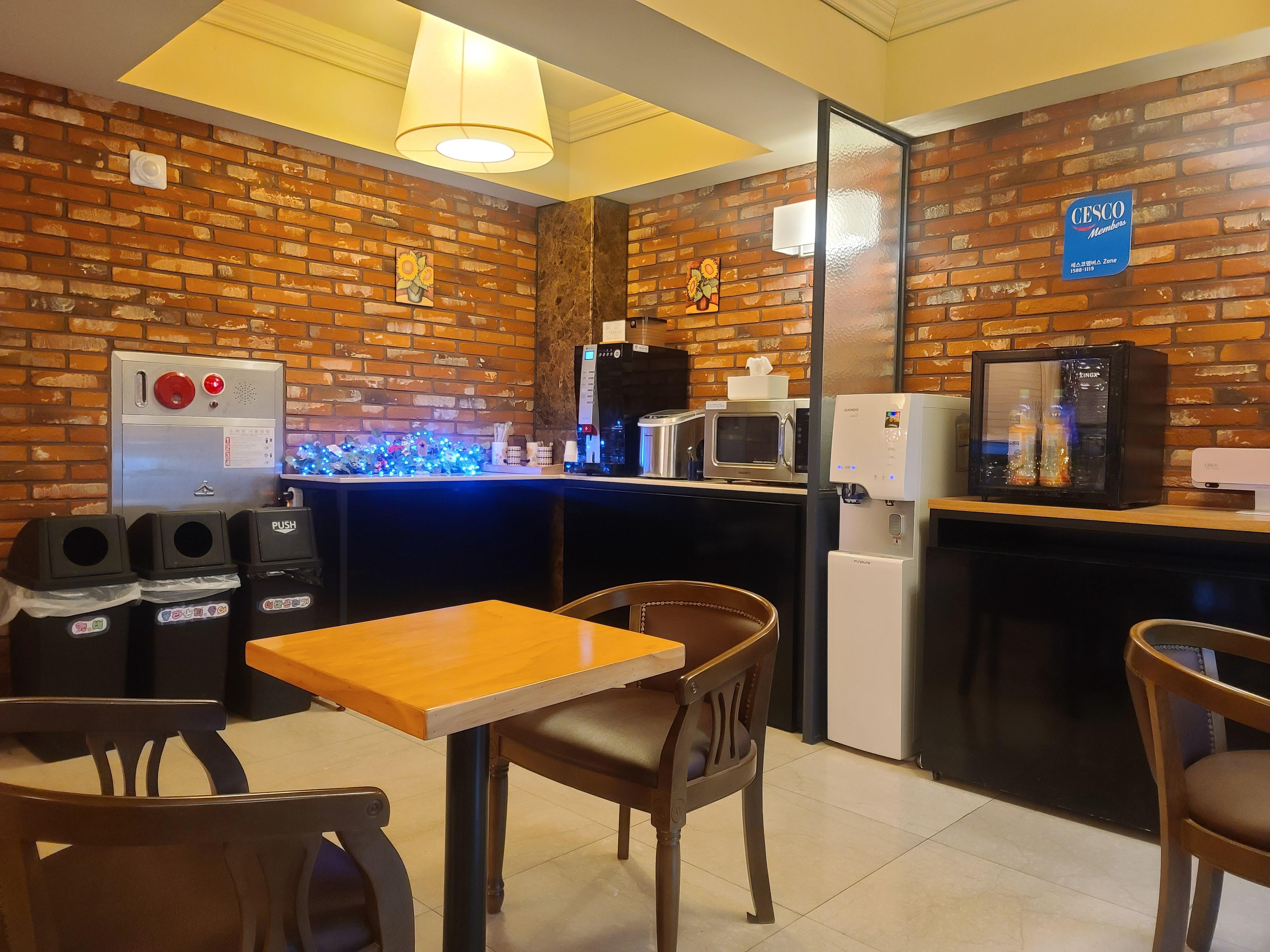 음료와 향기로운 커피등이 
구비된 로비