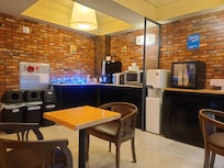 음료와 향기로운 커피등이 
구비된 로비