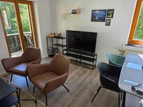 Wohnzimmer mit Metallregal und Metalltisch