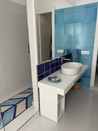 Aqua room