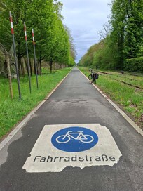 De fietspaden op de oude treinbanen zijn erg fijn om te fietsen.