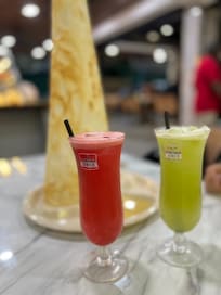 ホテル前のお店で