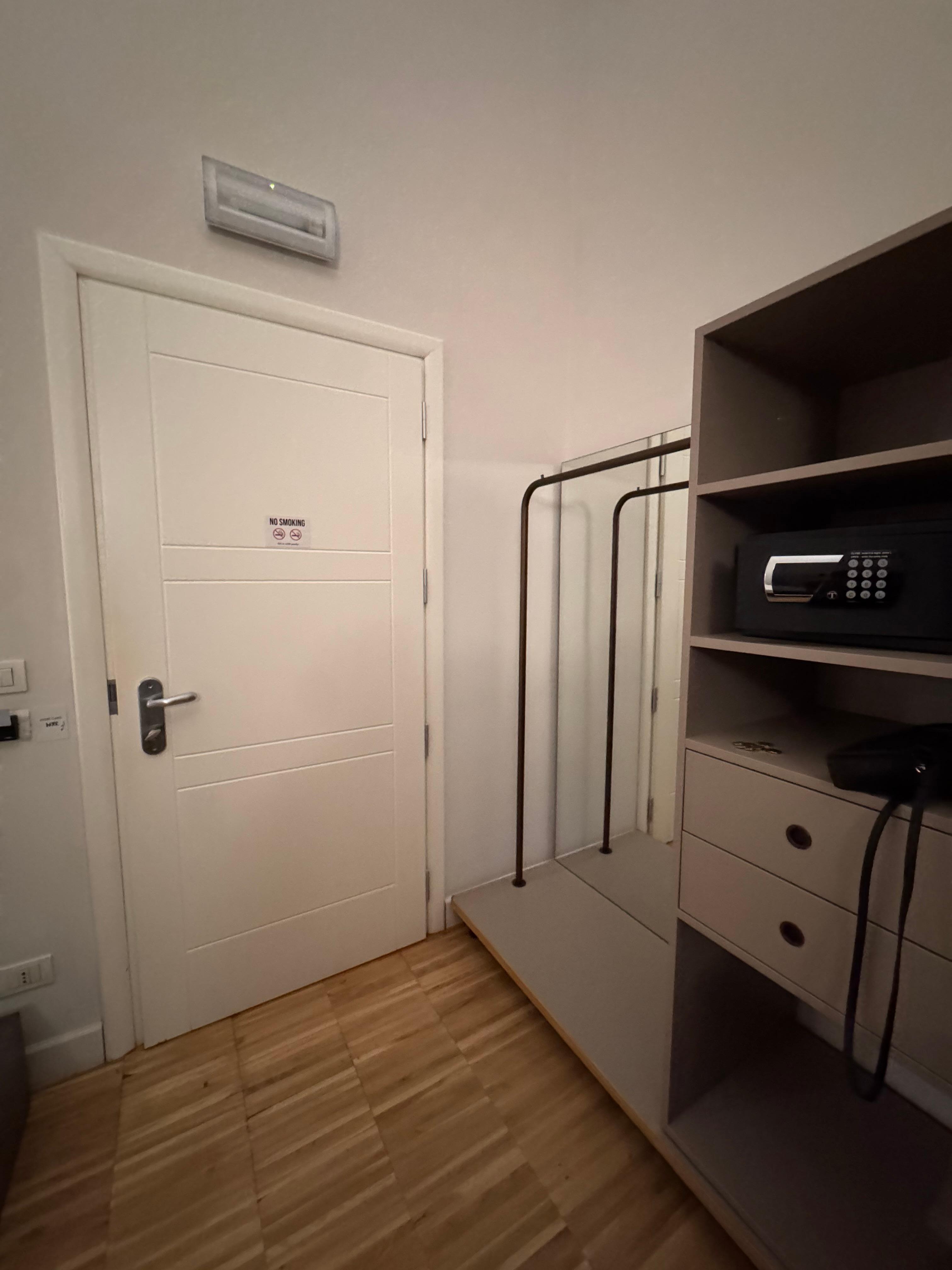 Tiene AC y espacio para acomodar ropa 