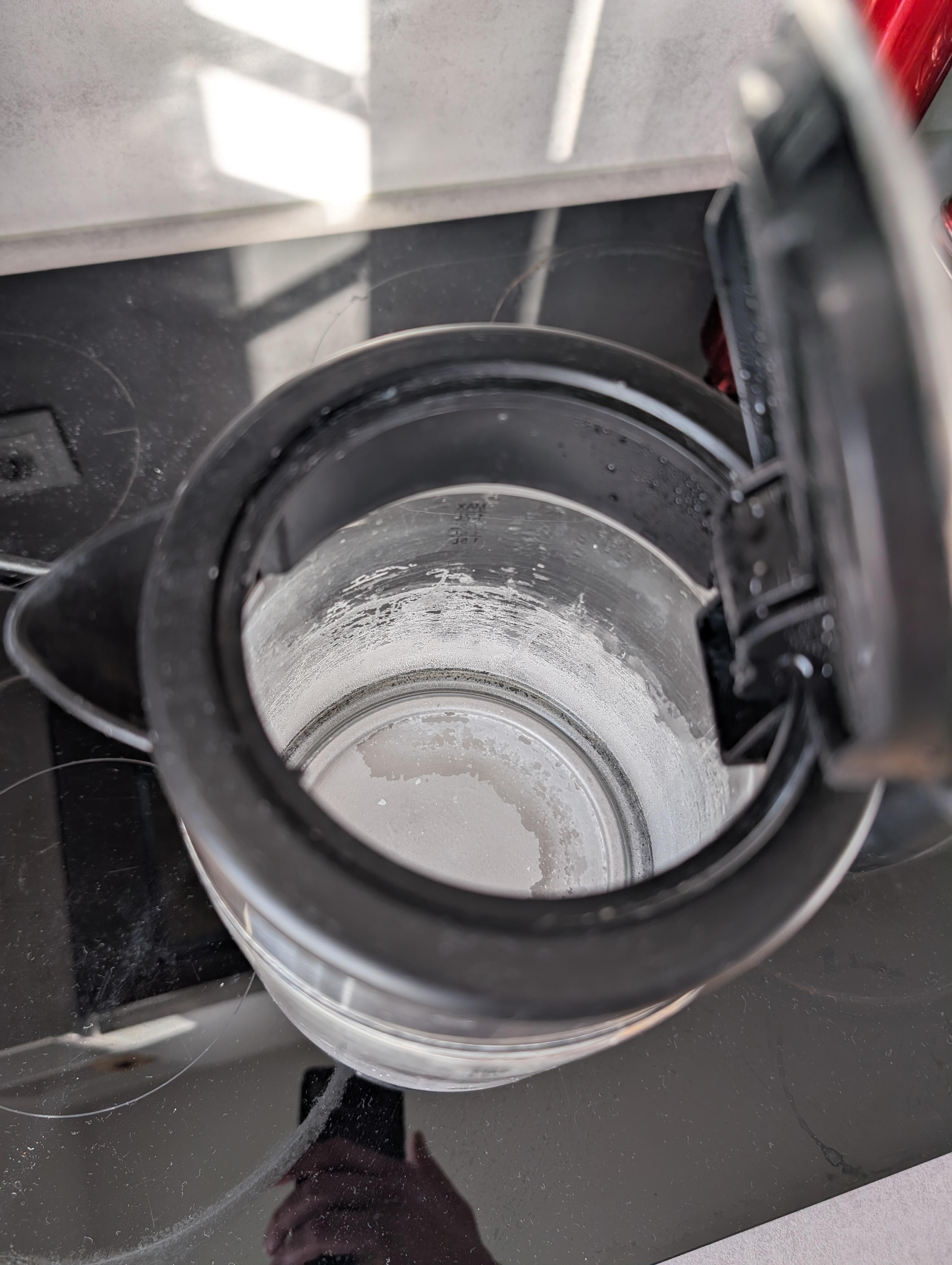 Verkalkter Wasserkocher mit angebrochenem Schalter