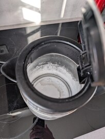 Verkalkter Wasserkocher mit angebrochenem Schalter