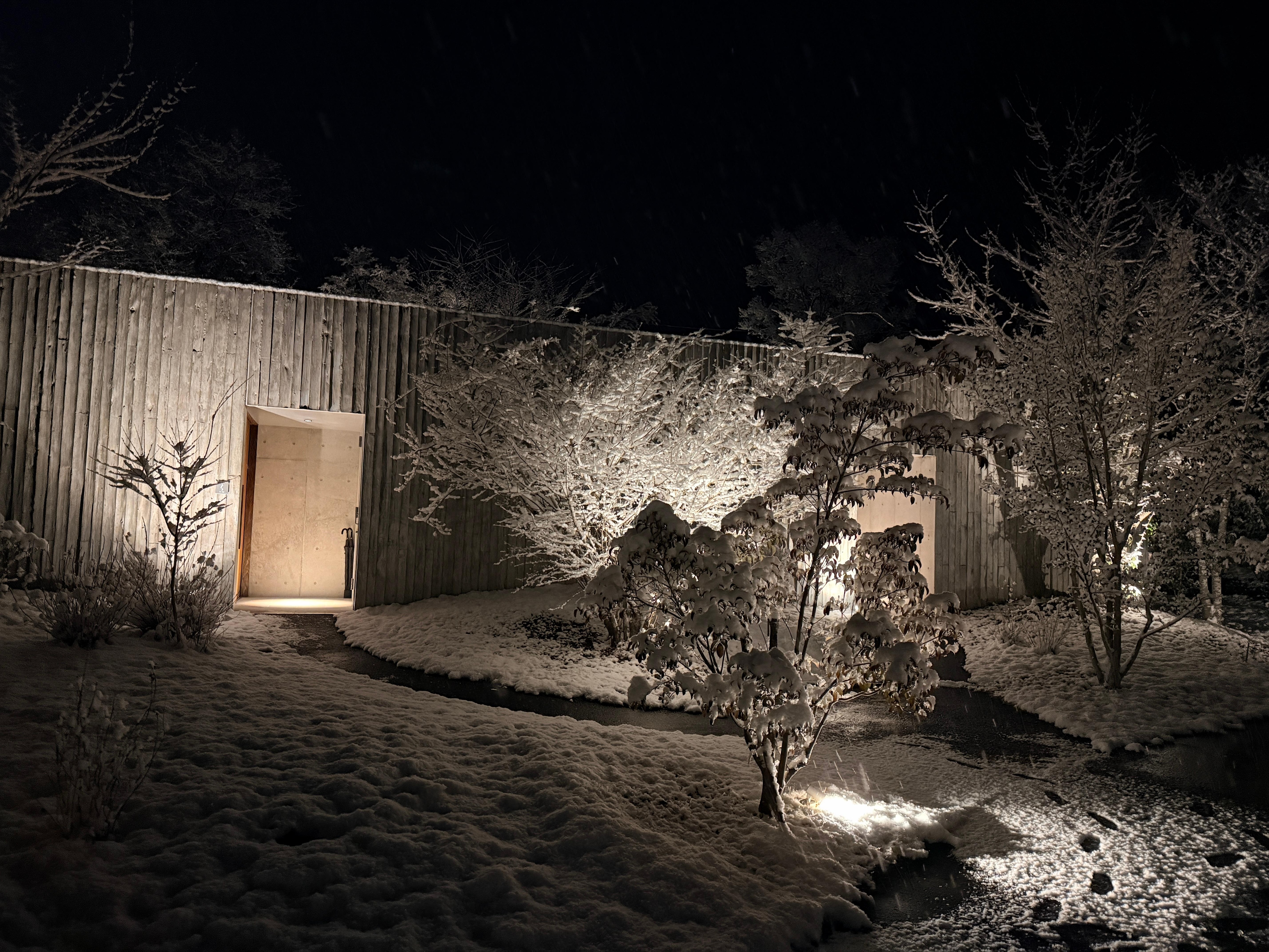 때마침 새벽에 내린눈을 운좋게 즐겼습니다 
눈오는 밤 온천