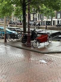 Facing the Anne Frank House