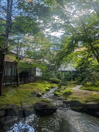 落ち着いた雰囲気の宿でエントランスも広く、庭がとても素敵でした