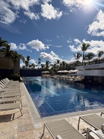 Main swim up bar