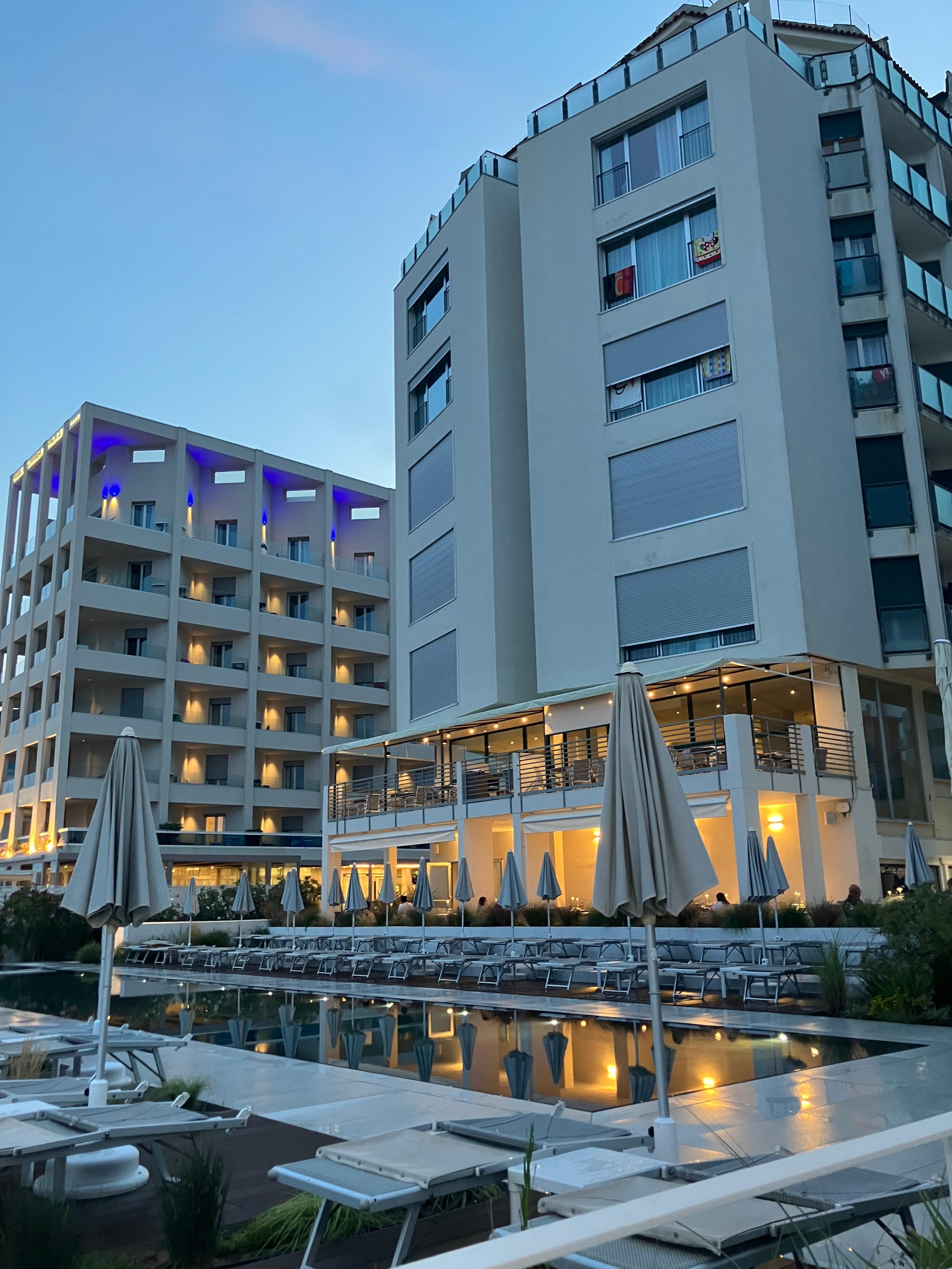 Blick auf das Hotel vom Strand