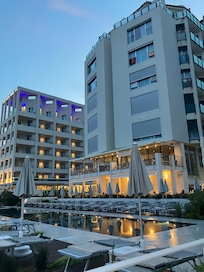 Blick auf das Hotel vom Strand