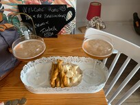 Kind host even brought us drinks and nibbles.🥰