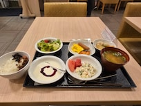 朝食はバイキング。とりあえずこれだけ取りました。
その後、わりこそばとデザートをいただきました。たくさん食べて元気いっぱい活動できました。
