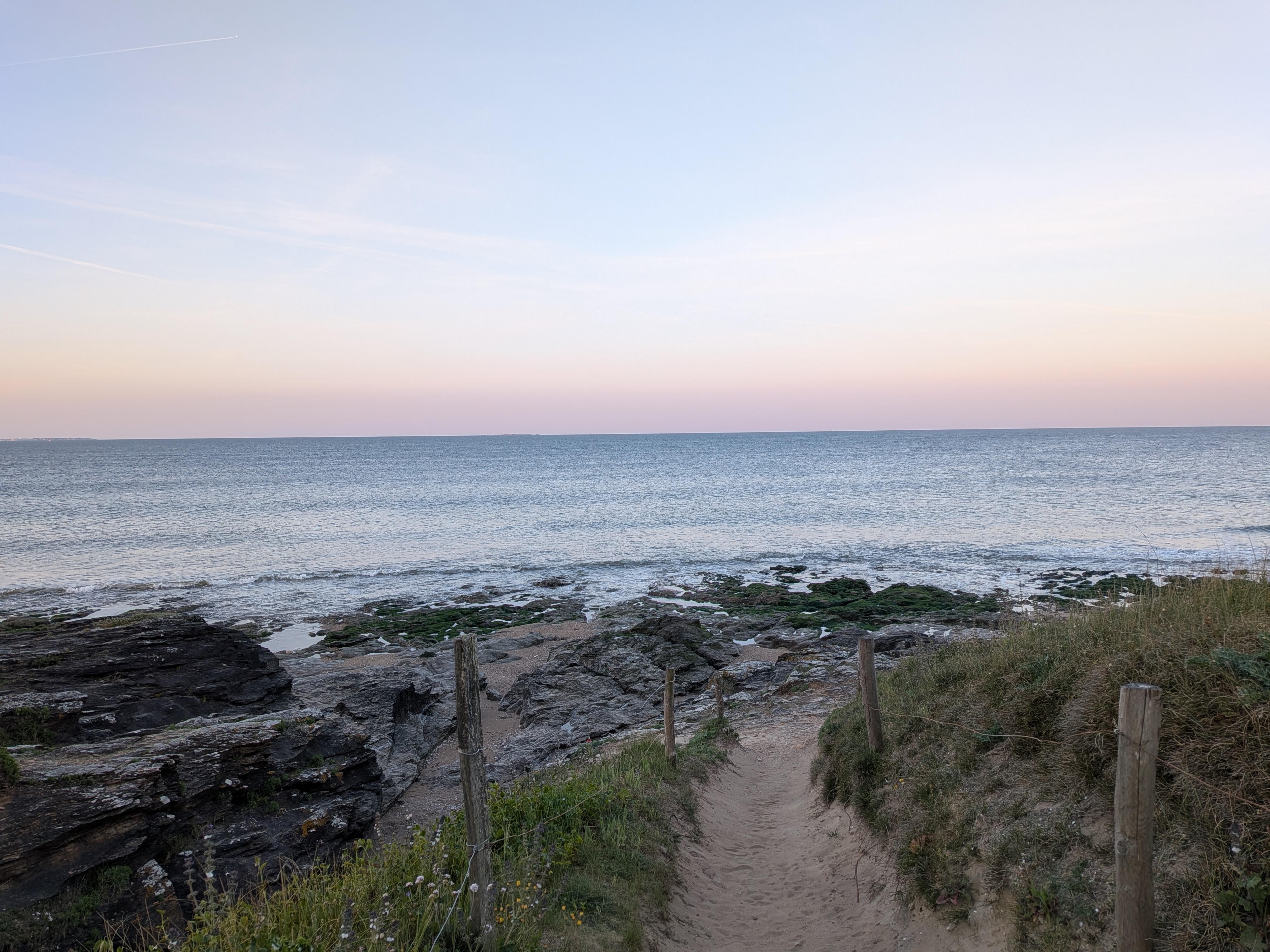 Vers la grande plage au petit matin.