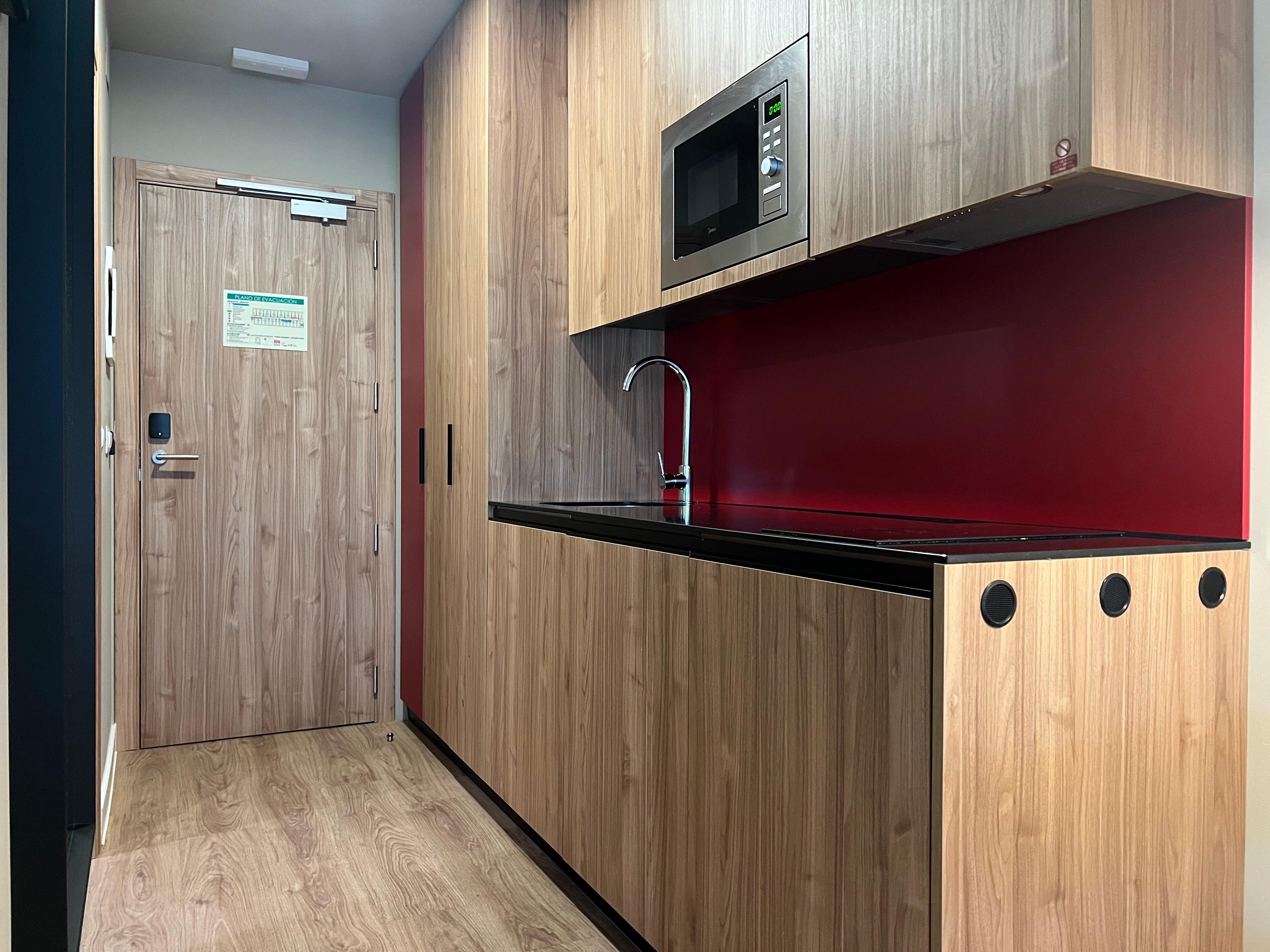 El office de los apartamentos cuenta con todo lo necesario para que te puedas preparar tu propia comida ya que también tiene una potente nevera.