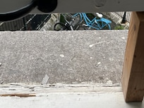 窗子居然用木頭頂住才能打開