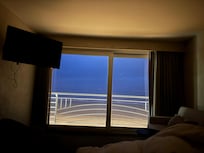 Vue directe depuis le lit sur la plage / mer