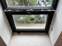 Paper towel sealing window